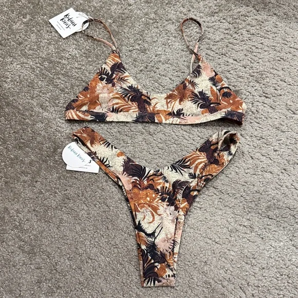 Kulani Kini’s bikini - Picture 1 of 7